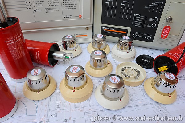 MERLIN GERIN UD 09 D�tecteur de Fum�es � Chambre � Ionisation (DFCI), conventionnel, 1�re g�n�ration.