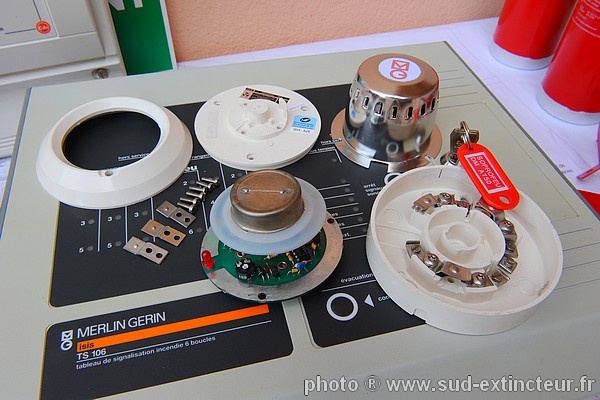 Vue �clat�e D�tecteur de Fum�es � Chambre � Ionisation (DFCI), conventionnel, 1�re g�n�ration, MERLIN GERIN UD 09.