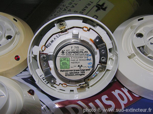 CERBERUS F715, d�tecteur ionique de fum�e distribu� par LEGRAND en 1987