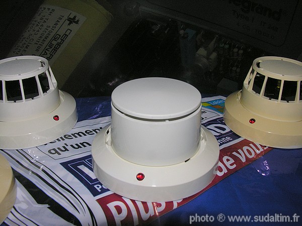 CERBERUS F715, d�tecteur ionique de fum�e distribu� par LEGRAND en 1987