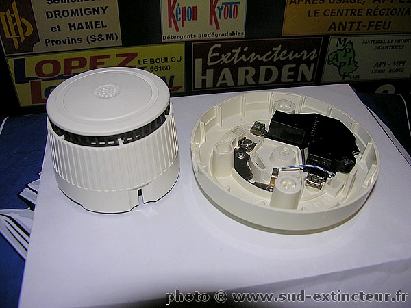 D�tecteur optique de fum�e CERBERUS GUINARD R925 sur socle Z 74 A