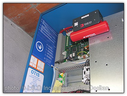 Unit� centrale ACTIVA et G�n�rateur a�rosol DSPA dans une armoire informatique