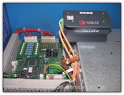 Unit� centrale ACTIVA et G�n�rateur a�rosol DSPA dans une armoire contr�leur ascenseur