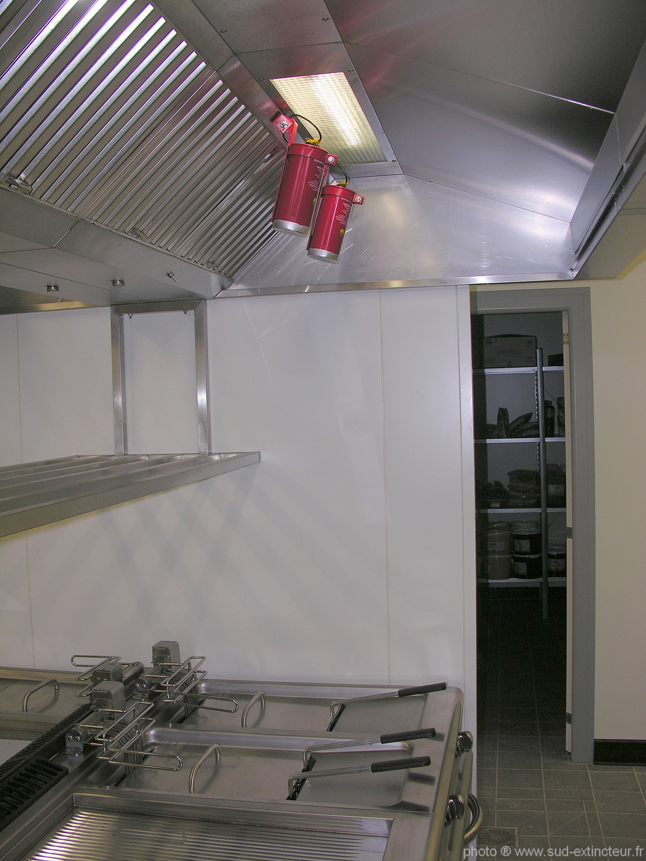 Deux g�n�rateurs d'a�rosol pour l'extinction automatique de feux de friteuses